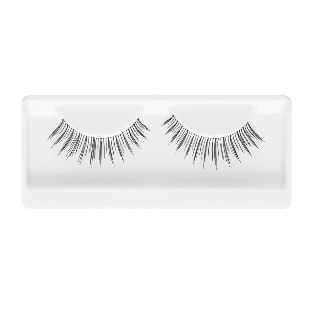 Zwei Sets künstlicher Wimpern in weißer Verpackung. Schwarze Wimpern mit unterschiedlicher Länge.
