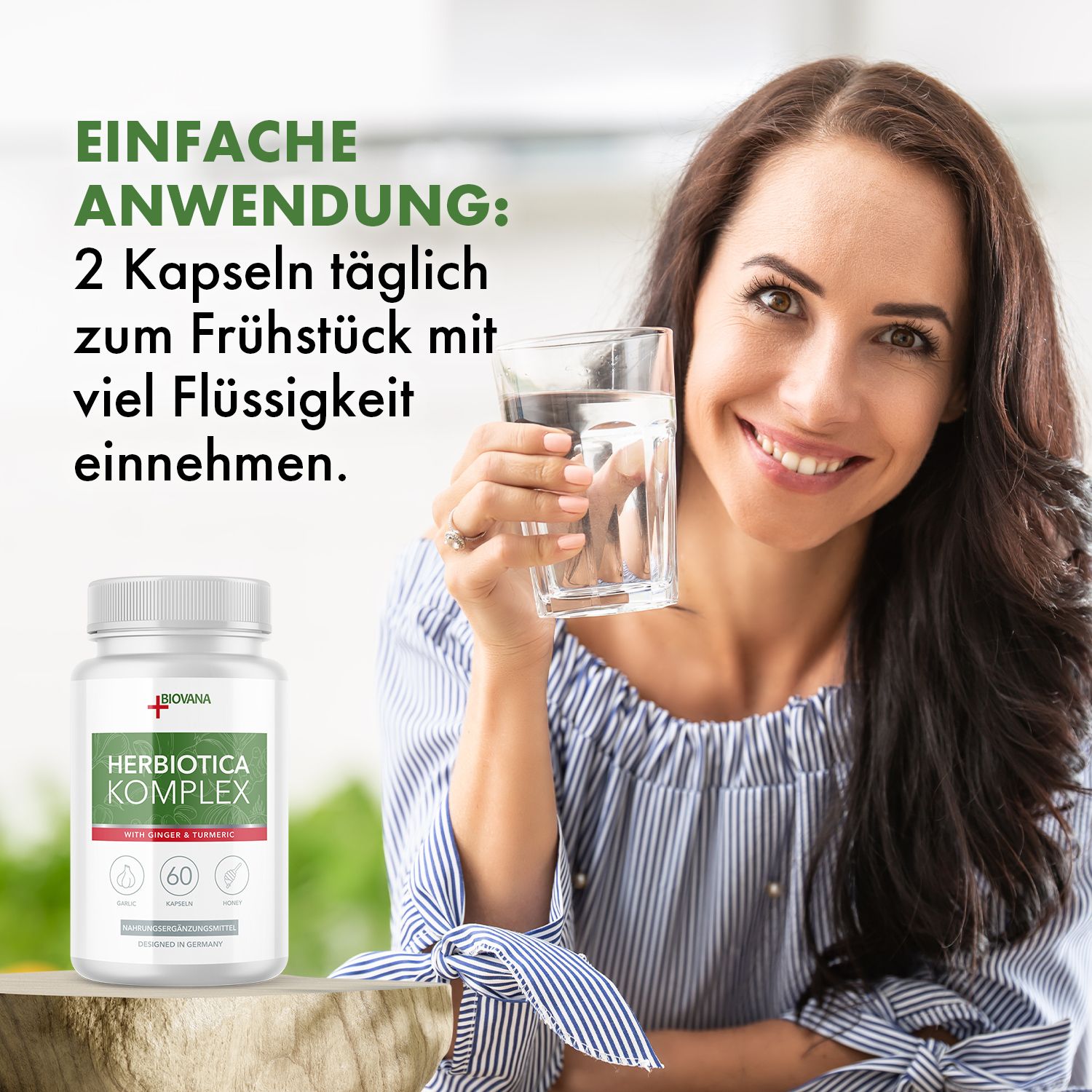 Frau hält Glas Wasser. Neben ihr: Flasche mit Herbiotica Komplex Kapseln. Text: Einfache Anwendung: 2 Kapseln täglich zum Frühstück.