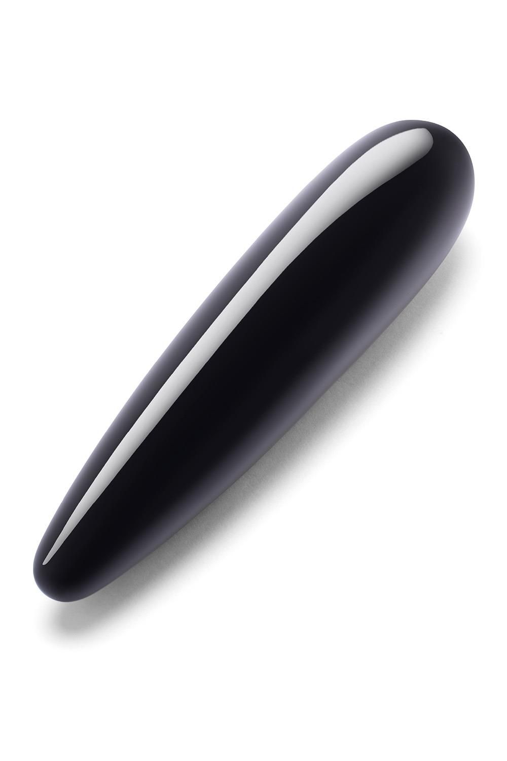 Schwarze, längliche Obsidian-Kristall-Wand. Glatte, glänzende Oberfläche.