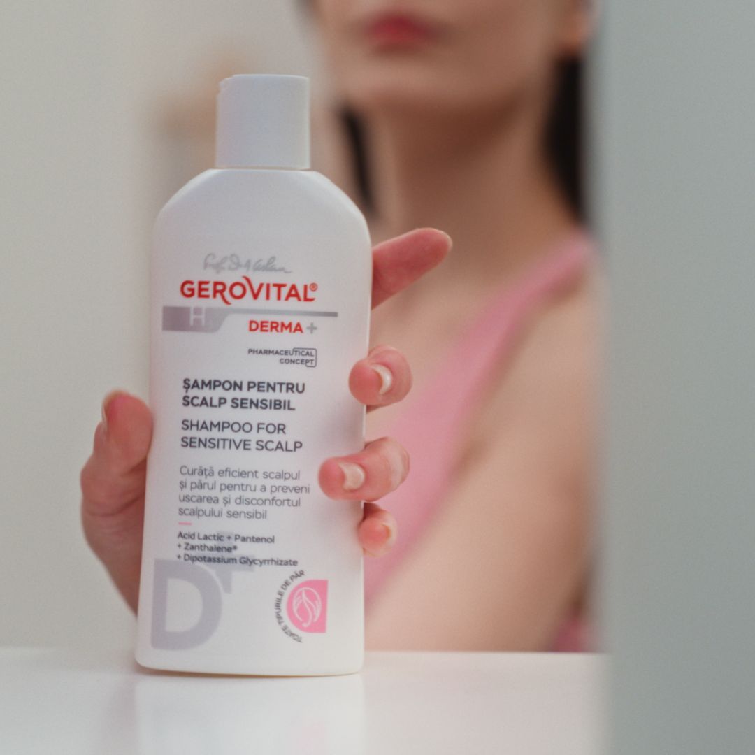 Gerovital Shampoo für empfindliche Kopfhaut. Weiße Flasche, Frau hält sie. Text und Logo. Derma+.