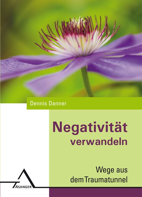 Buchcover mit lila Blüte vor grünem Hintergrund. Titel: Negativität verwandeln. Autor: Dennis Danner. Verlag: Asanger.