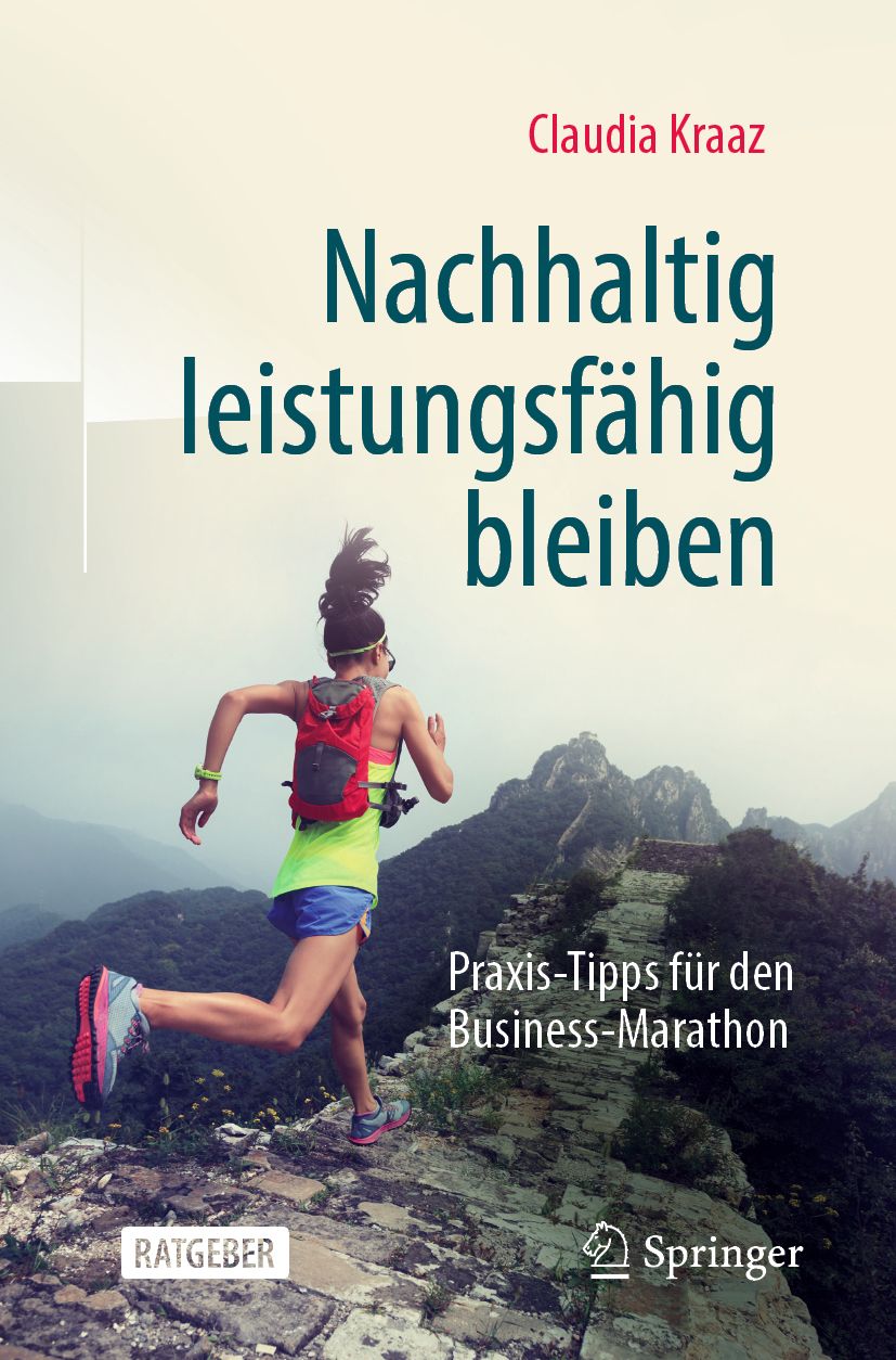 Buchcover mit Titel: Nachhaltig leistungsfähig bleiben. Autorin: Claudia Kraaz. Verlag: Springer. Eine Läuferin rennt auf einem Bergpfad.