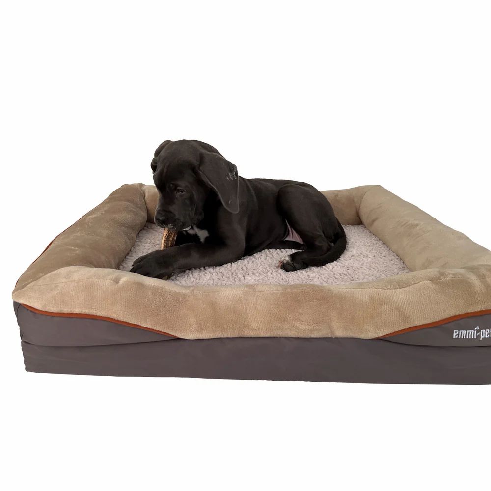 Hundebett mit einem schwarzen Hund. Beige und braune Farben. Marke emmi-pet.