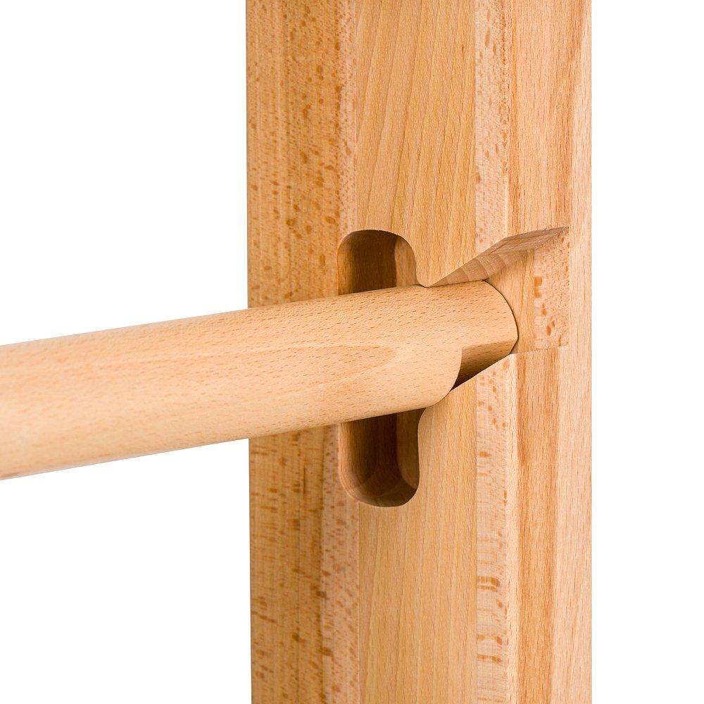 Nahaufnahme: Holzrahmen mit eingesetzter Holzstange. Stange wird in T-förmige Aussparung gesteckt.