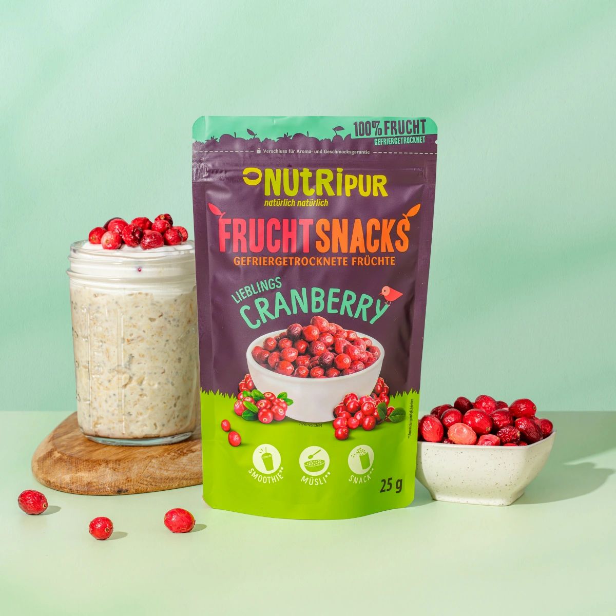 Produktverpackung, Cranberrys in Schale und ein Glas mit Joghurt. Aufschrift: NutriPur, Frucht Snacks, Cranberry. 25g.