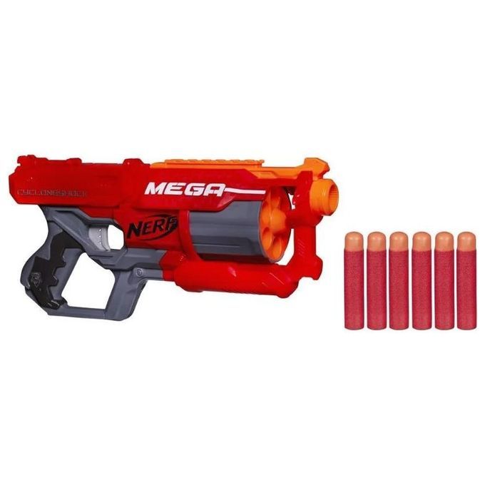 Il Nerf N-Strike Elite Mega CycloneShock Blaster è rosso e arancione. Ha un'impugnatura grigia e un tamburo. Sei dardi rossi sono accanto. Sul blaster c'è scritto "MEGA" e "NERF".