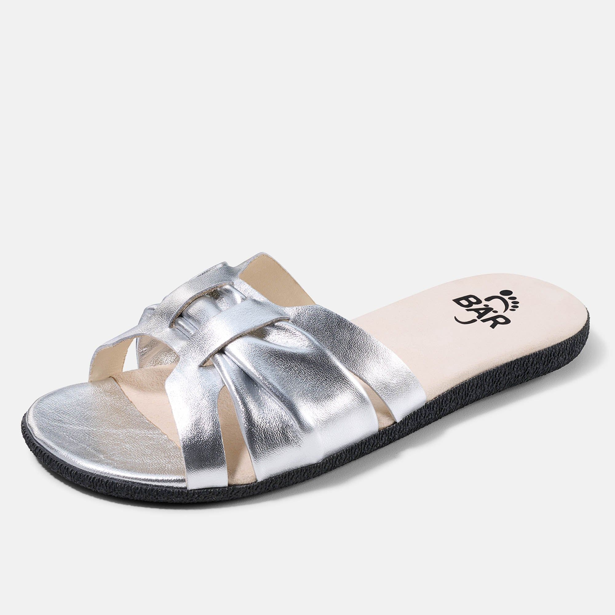 Silberne BÄR Tiana Damen-Pantolette. Breite Form. Obermaterial mit gekreuzten Riemen. Schwarze Sohle, helle Innensohle mit Logo.