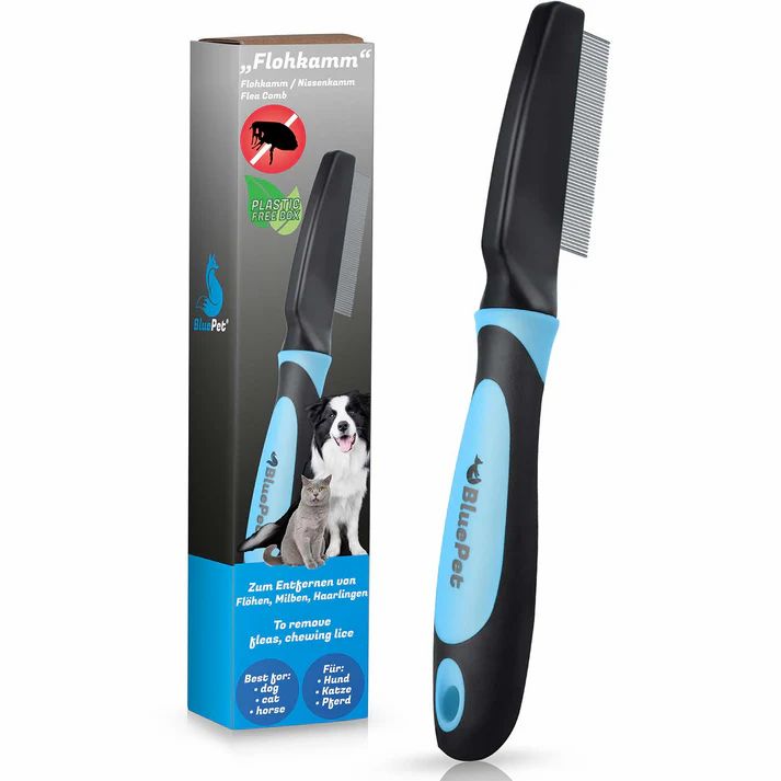 Flohkamm mit blauem Griff und schwarzem Kamm. Verpackung mit Produktabbildung und Text: BluePet, für Hund, Katze, Pferd.