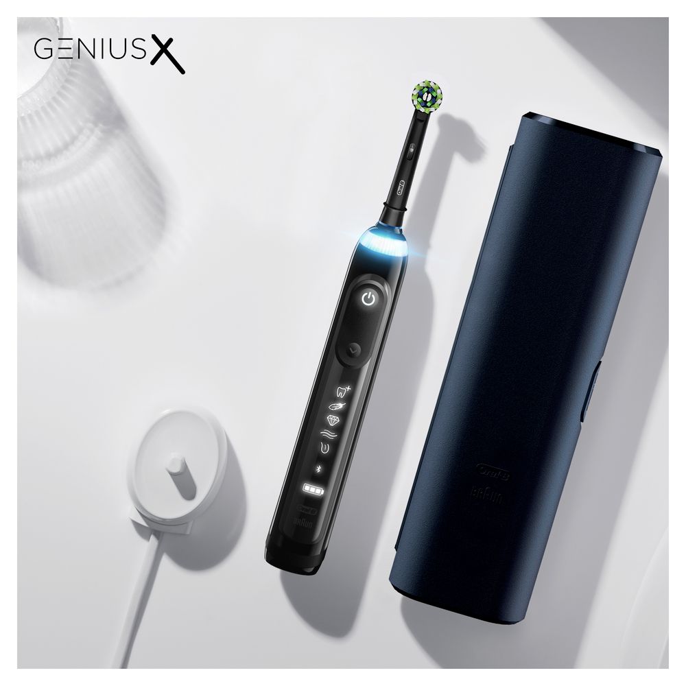 Elektrische Zahnbürste Genius X, Reiseetui und Ladestation. Schwarzes Design, auf weißem Untergrund.