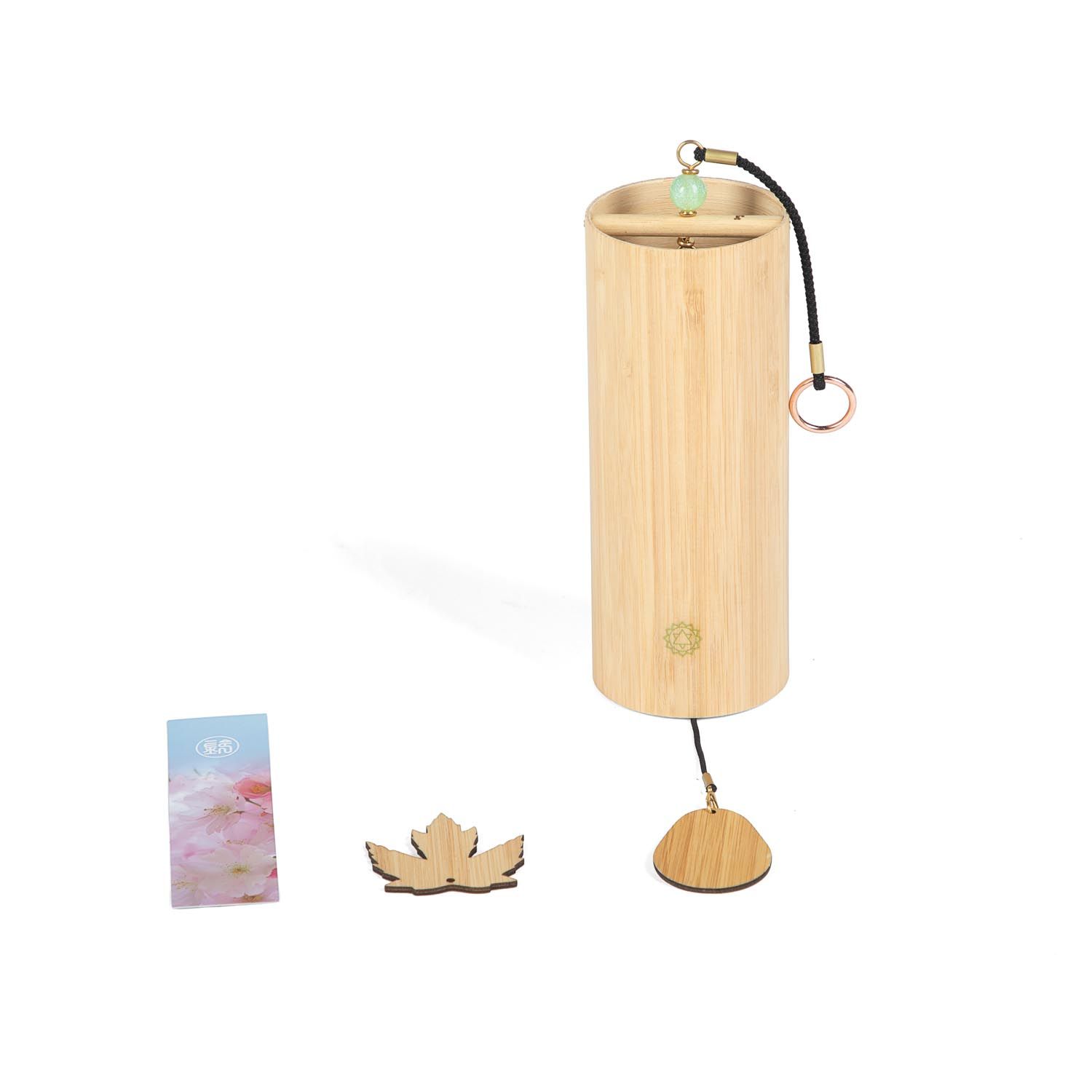 Zylindrisches Klangspiel aus Bambus mit Zubehör: Holzblatt, Karte. Oben Kugel und Ring. Unten Holzscheibe. Aufdruck.