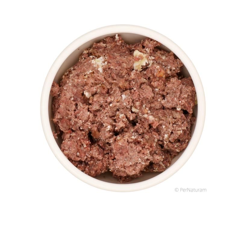 Schüssel mit grob zerkleinertem, rotem Fleisch. Oben drauf helle Stücke. Blick von oben.