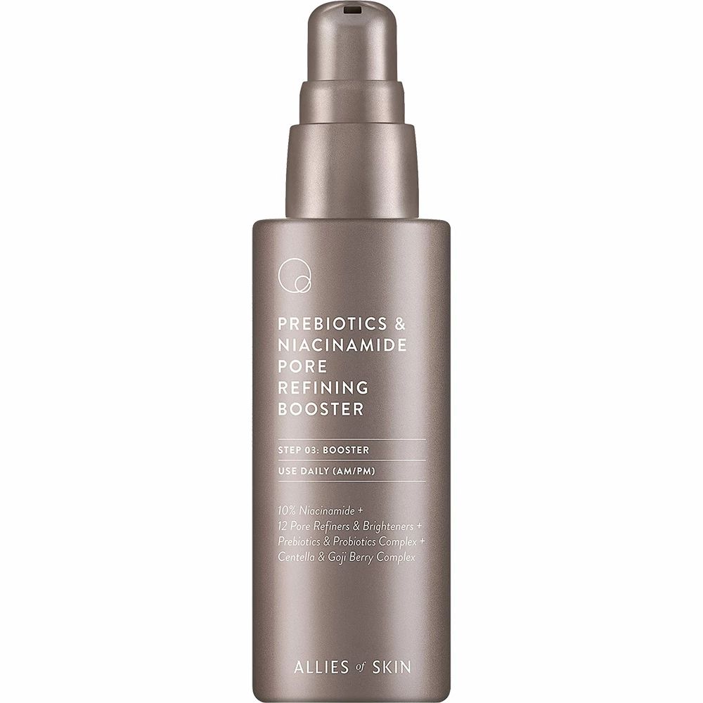 Braune Flasche mit Pumpe. Beschriftung: Prebiotics & Niacinamide Pore Refining Booster. Marke: ALLIES OF SKIN. Enthält Inhaltsstoffe.