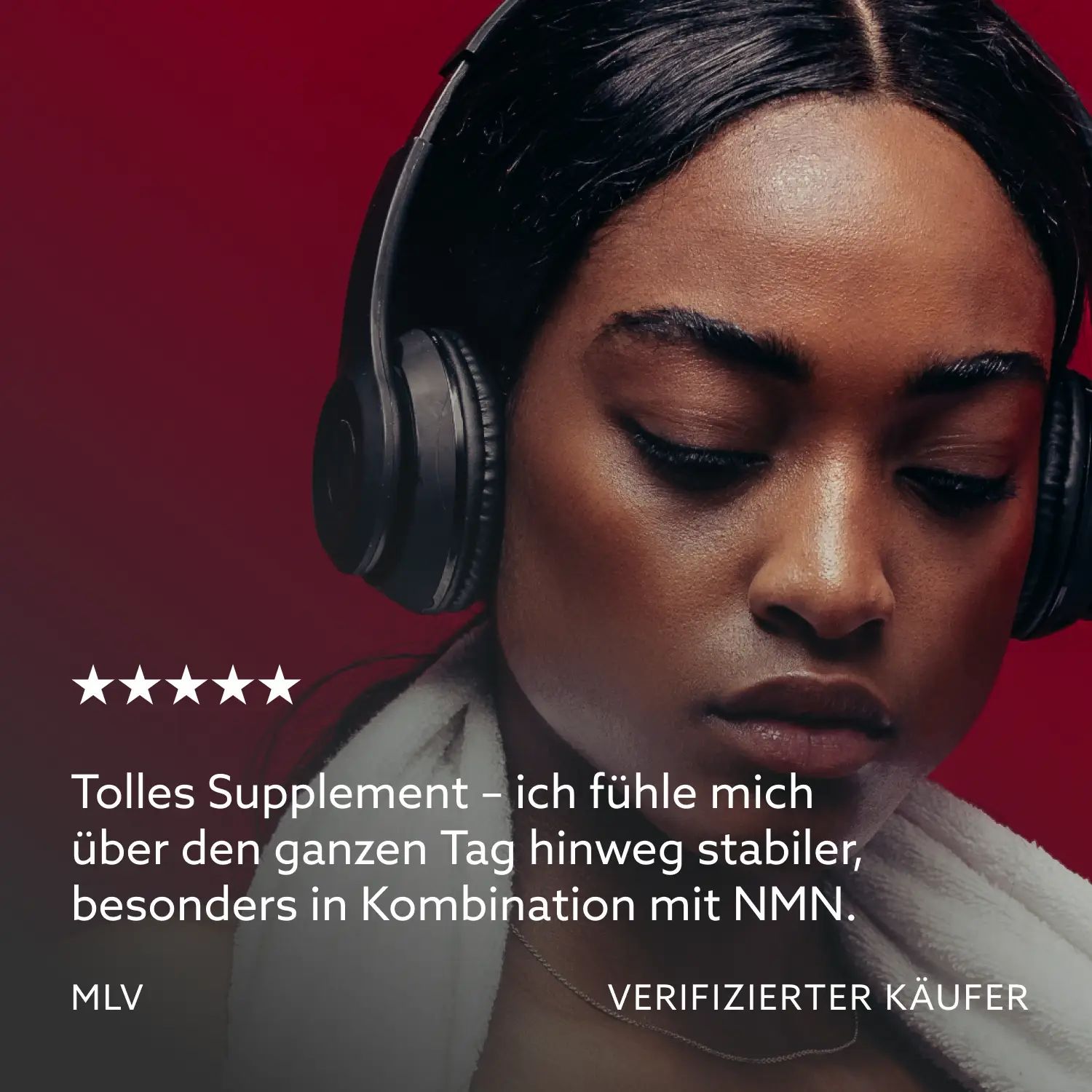 Frau mit Kopfhörern. Text: Ausgezeichnetes Nahrungsergänzungsmittel. Verifizierter Käufer.