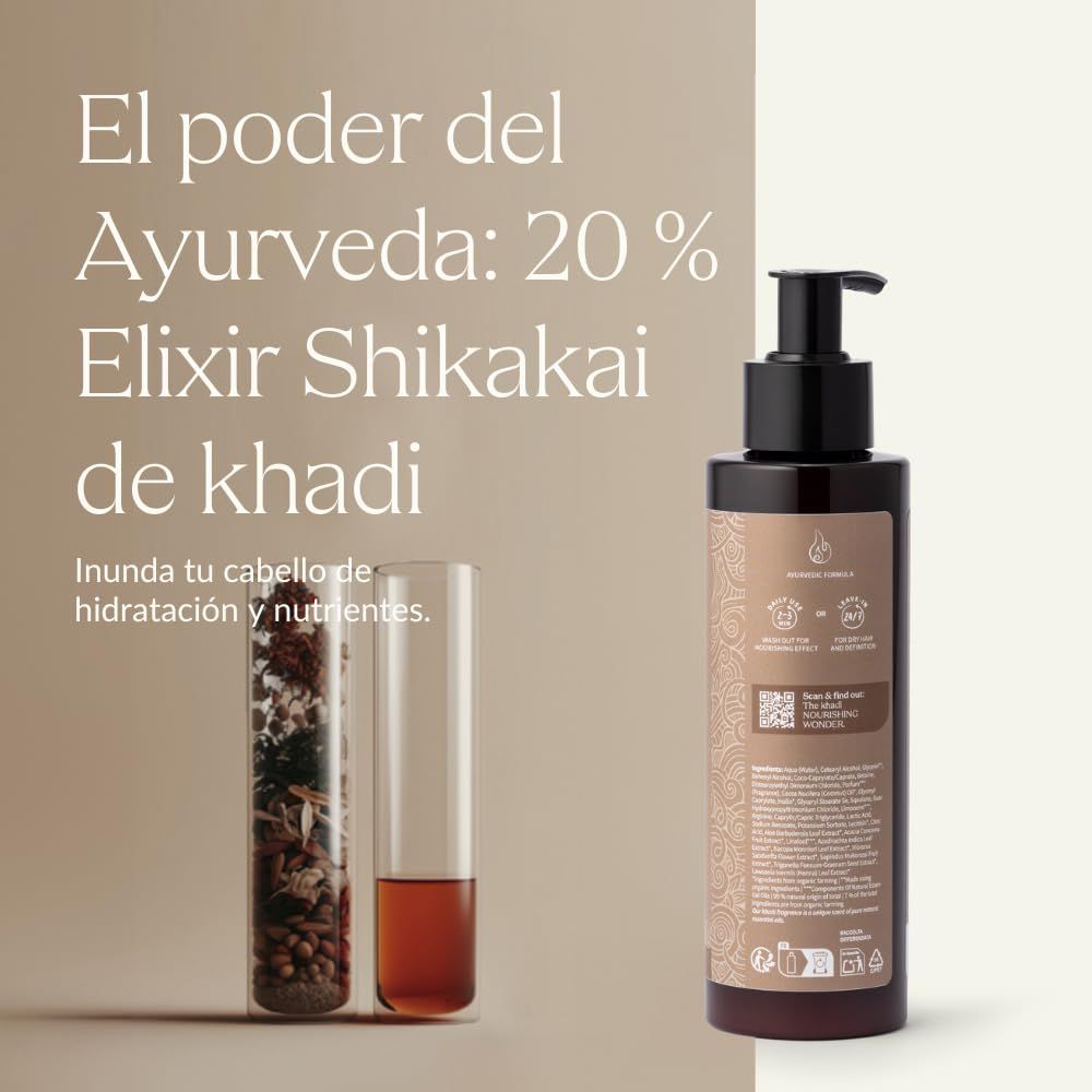 Braune Flasche mit Pumpe. Text: Elixir Shikakai de Khadi. Neben zwei Reagenzgläsern mit Flüssigkeiten.