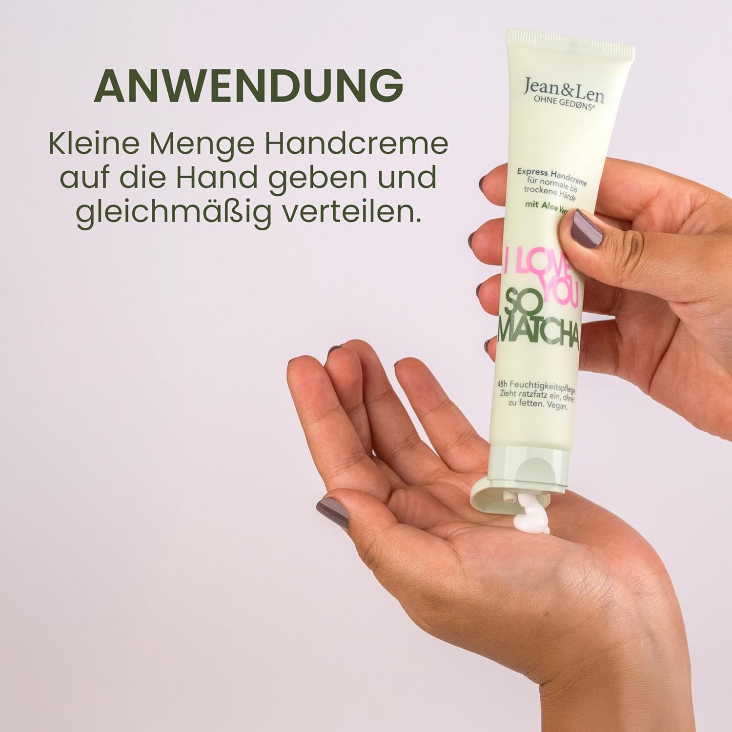 Handcreme-Tube in Hand. Text: I Love You So Matcha. Anwendung: Kleine Menge auf die Hand geben und verteilen. Creme wird ausgedrückt.