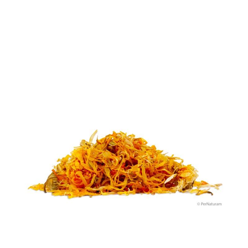 Haufen getrockneter, orangefarbener Ringelblumenblüten auf weißem Hintergrund. Kleiner Text: © Pernaturam.