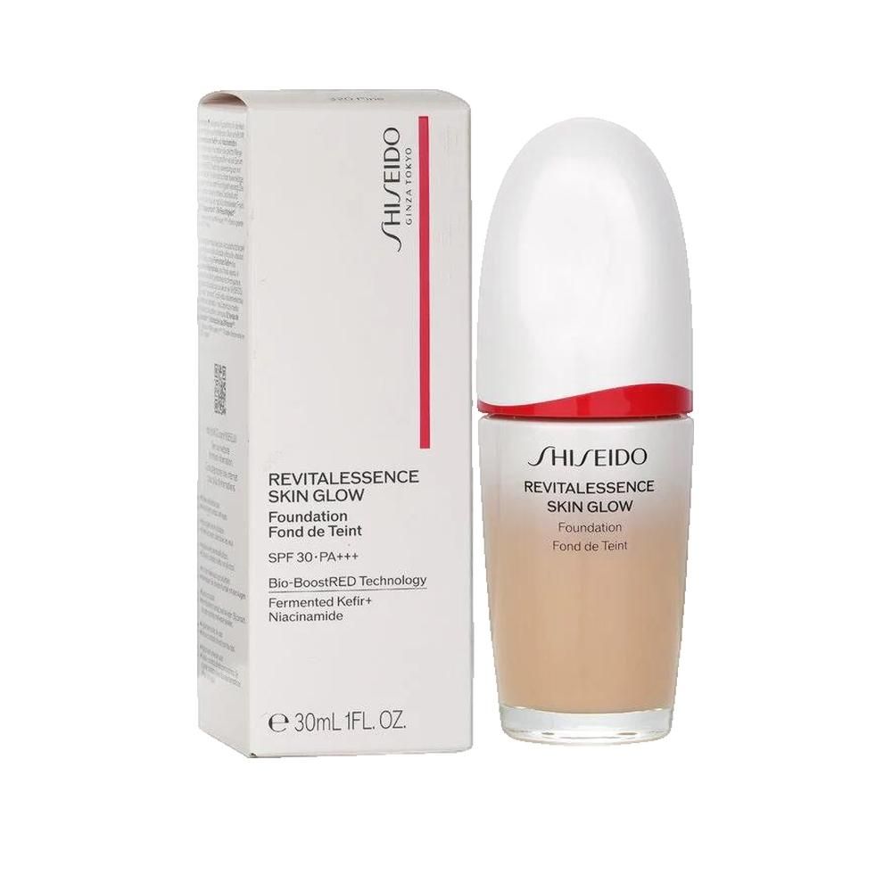 Foundation und Verpackung. Aufschrift: Shiseido Revitalessence Skin Glow Foundation. Mit SPF 30. Weiße Verpackung.