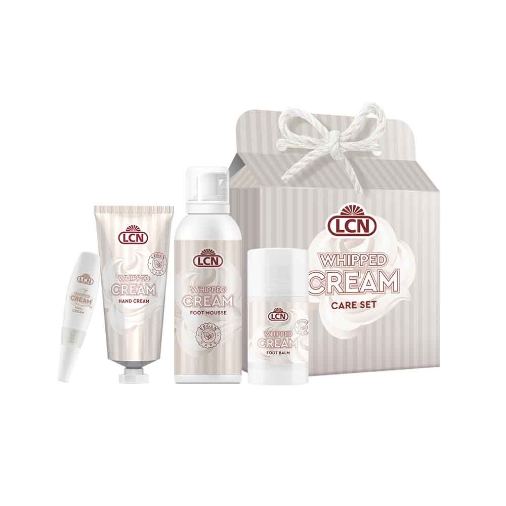 Geschenkset mit LCN-Produkten. Enthält Handcreme, Fußmousse, Fußbalsam und ein kleines Produkt. Verpackt in einer Geschenkbox mit Schleife.