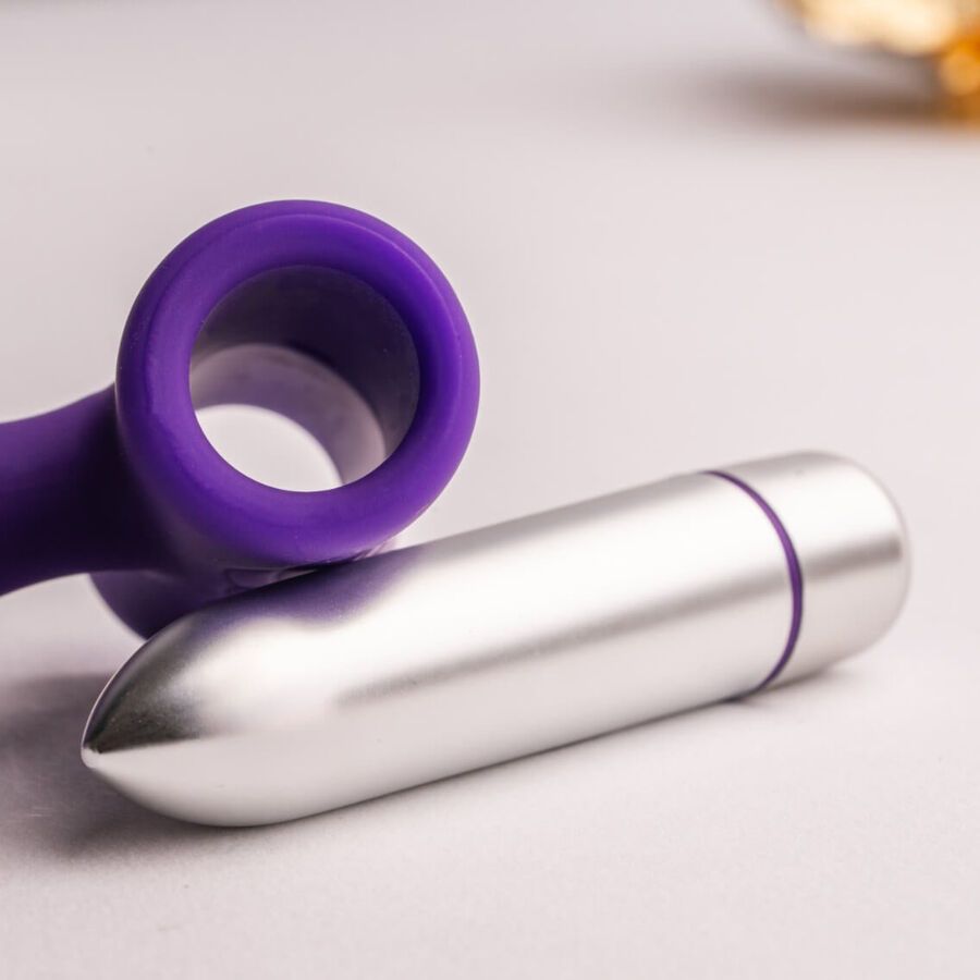 Anal-Toy und Vibrator. Lila Ring und silberfarbener Vibrator.