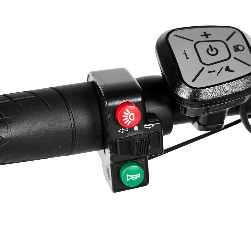 Lenker mit Bedienelementen. Roter Lichtschalter, grüner Hupenknopf. Digitalanzeige mit Knöpfen.