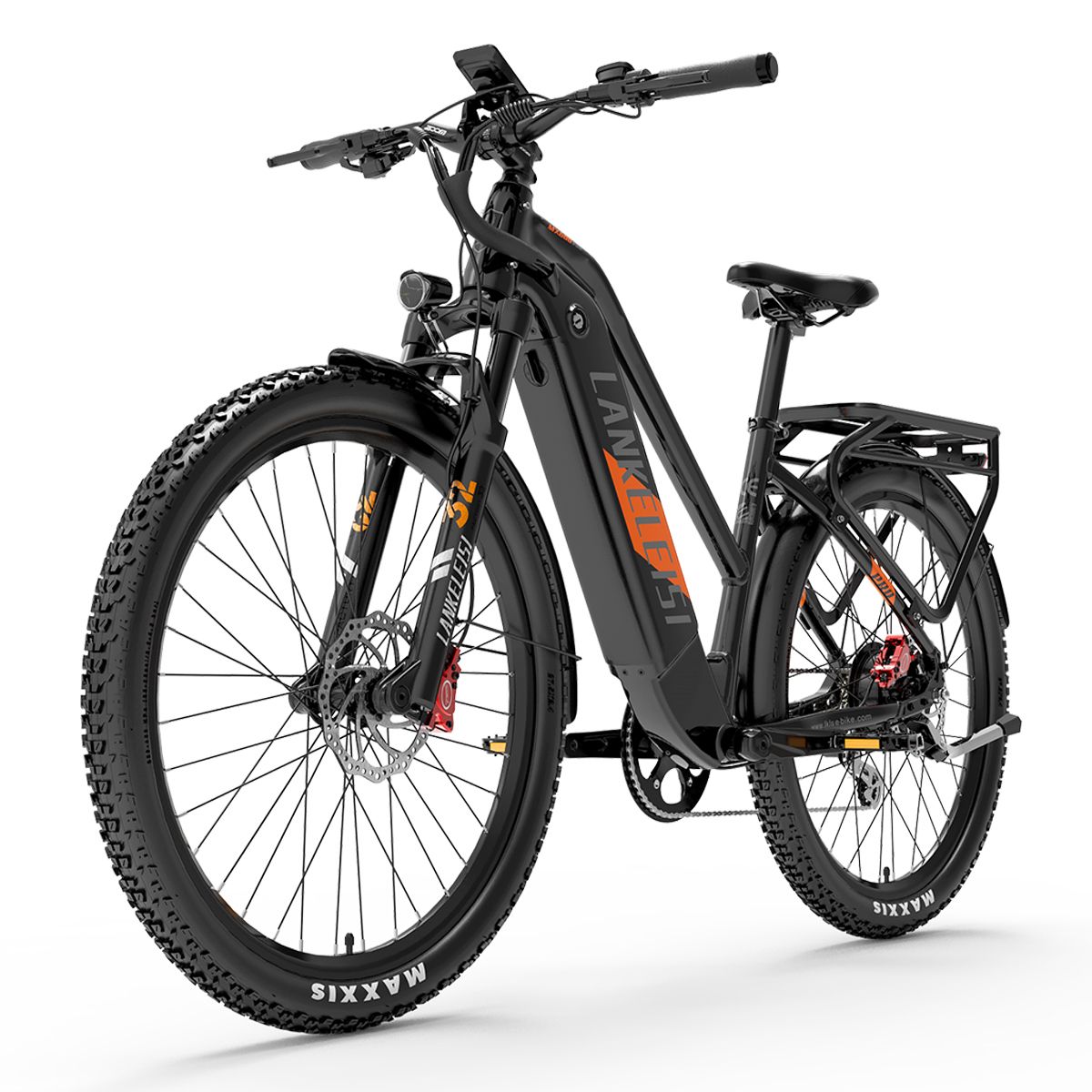 Schwarzes E-Trekking-Fahrrad. Orangefarbene Akzente. Große Reifen. Gepäckträger. Lenker mit Display. "Lankeleisi" Schriftzug.