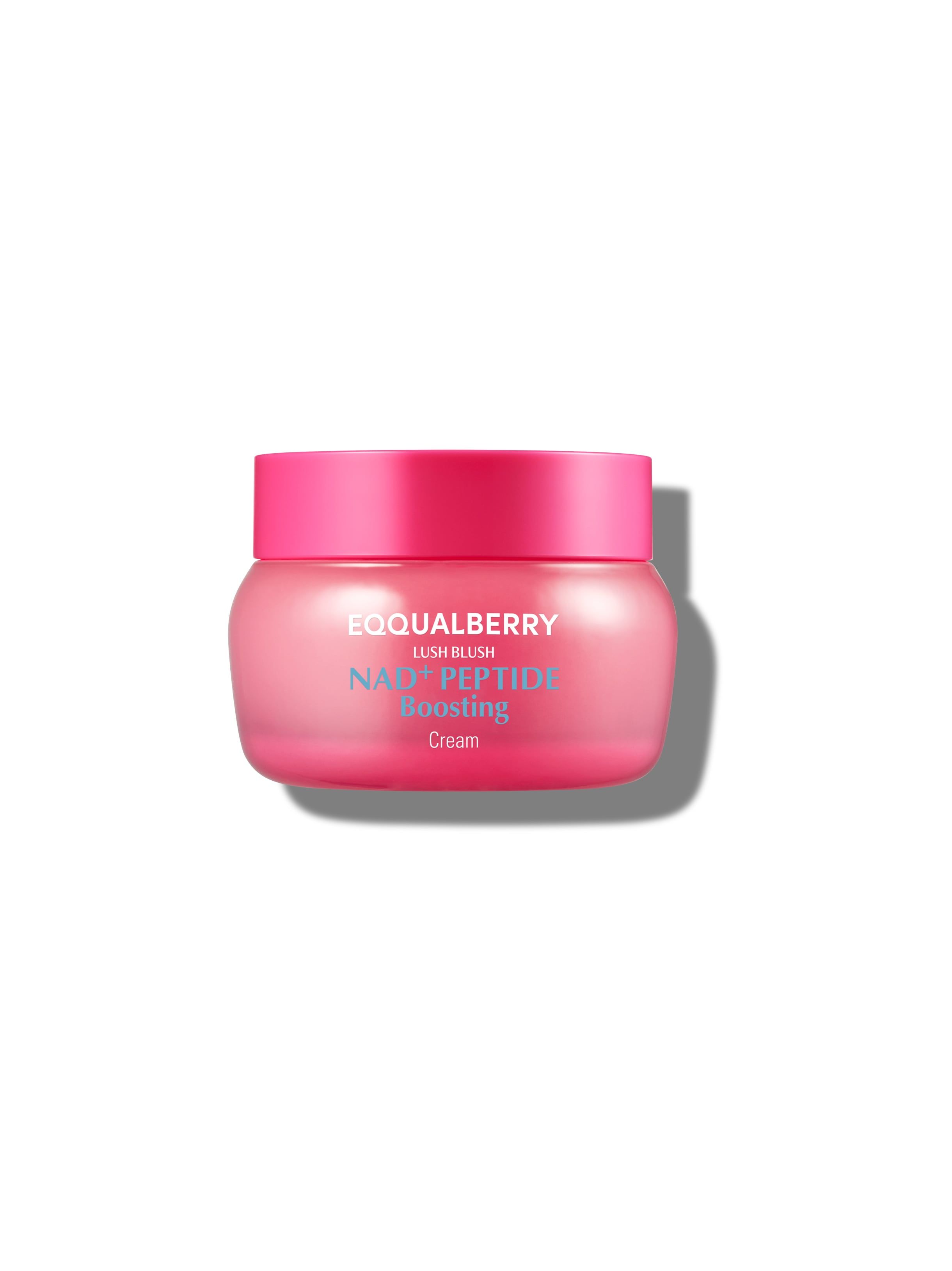 Ein runder, rosafarbener Tiegel mit einem leuchtend pinken Deckel. Beschriftung: EQQUALBERRY NAD+ PEPTIDE Boosting Cream.