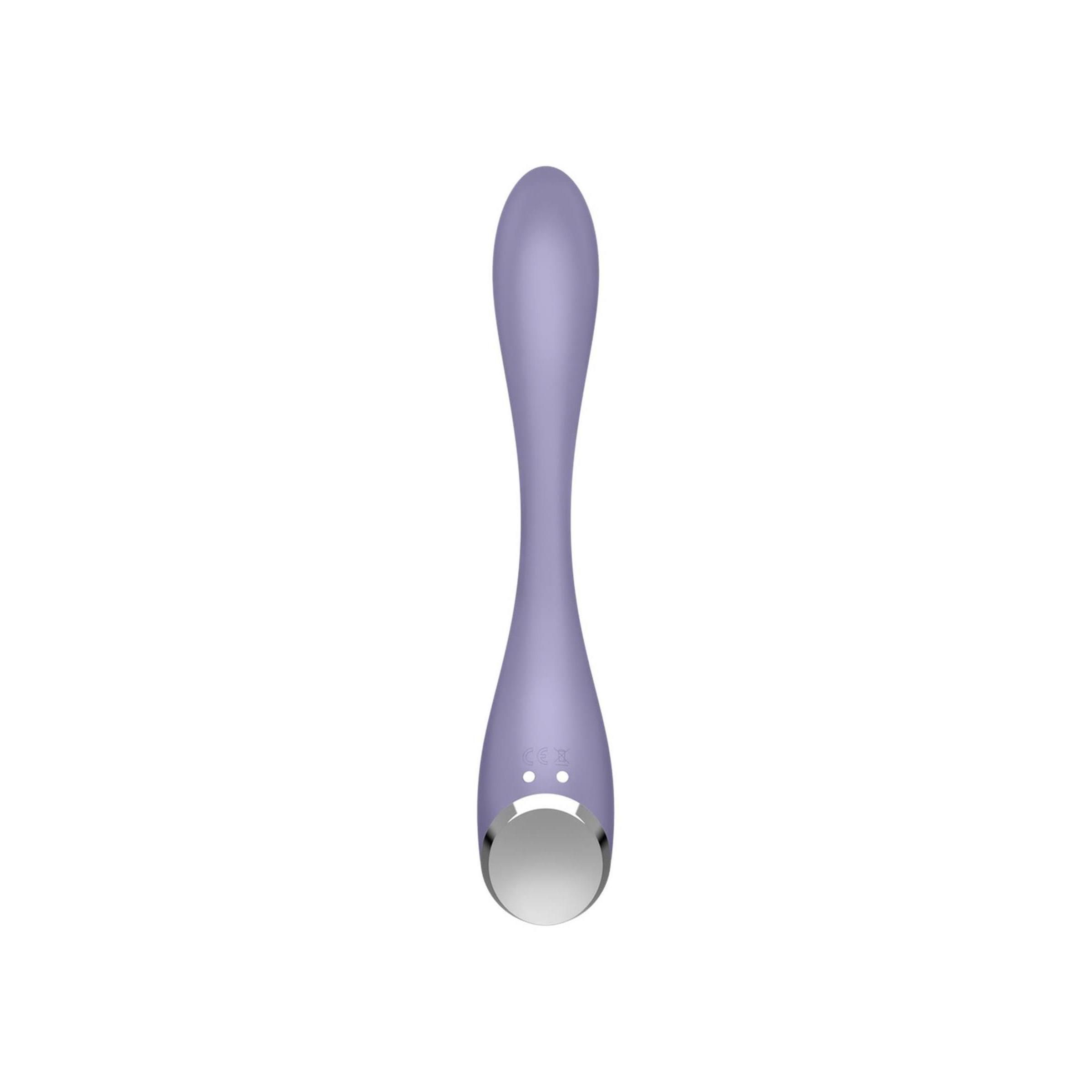 Lila Vibrator mit geschwungener Form. Glatte Oberfläche. Silberfarbenes Ende. Auf weißem Hintergrund.