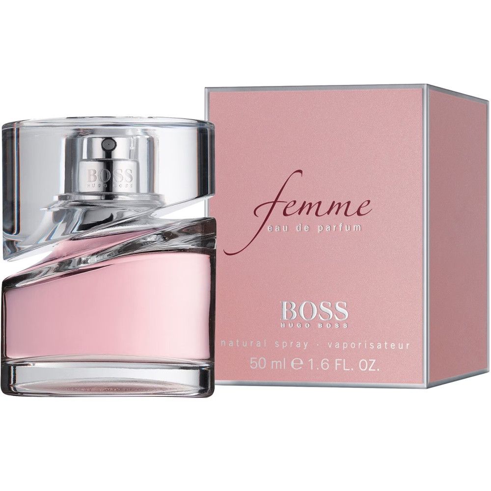 Rosa Parfumflasche mit silbernem Zerstäuber und rosa Verpackung. Schriftzug: BOSS Femme. 50 ml.
