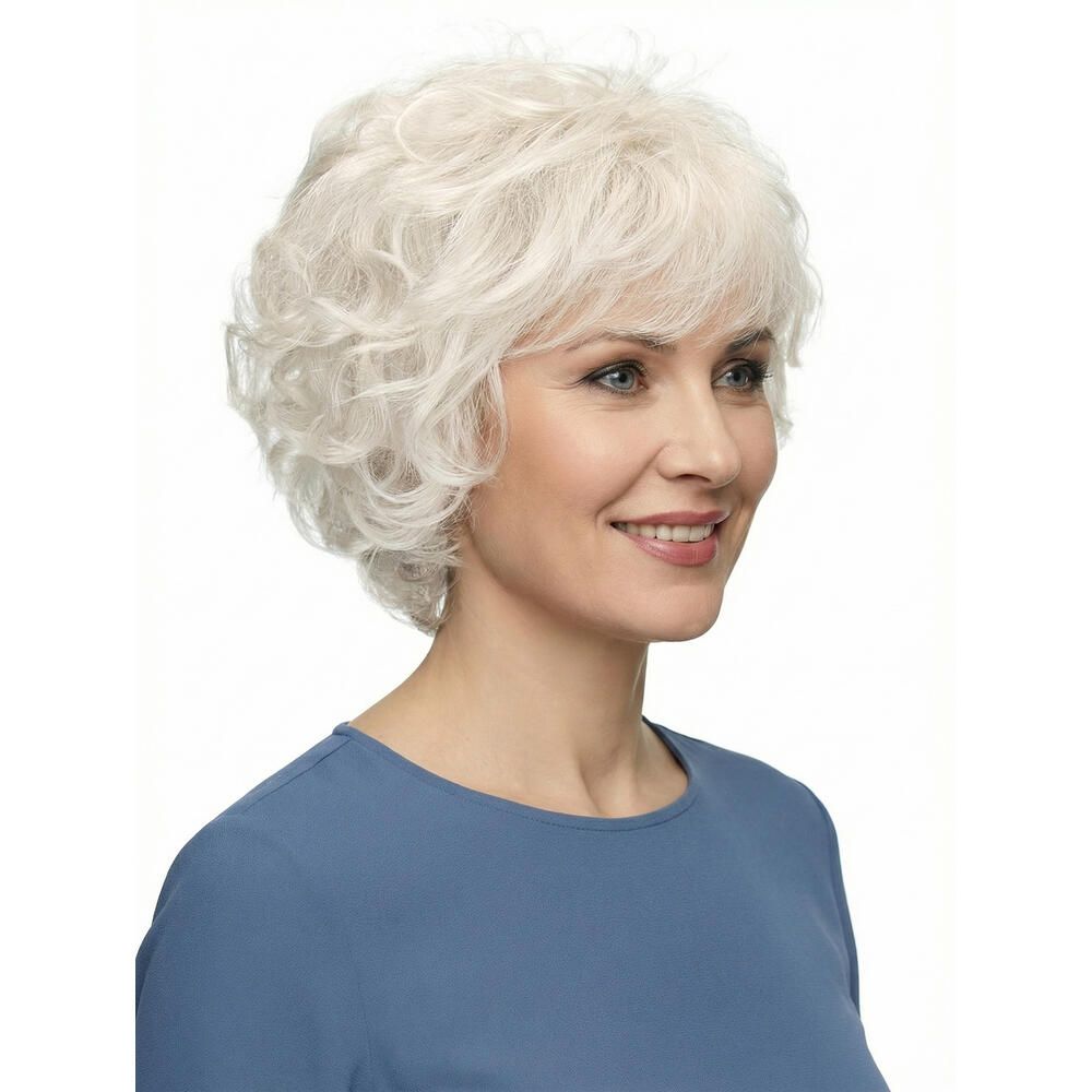 Perücke Lillith von trendhair. Kurze, lockige, graue Kunsthaarperücke. Seitenansicht einer Frau mit blauem Oberteil.