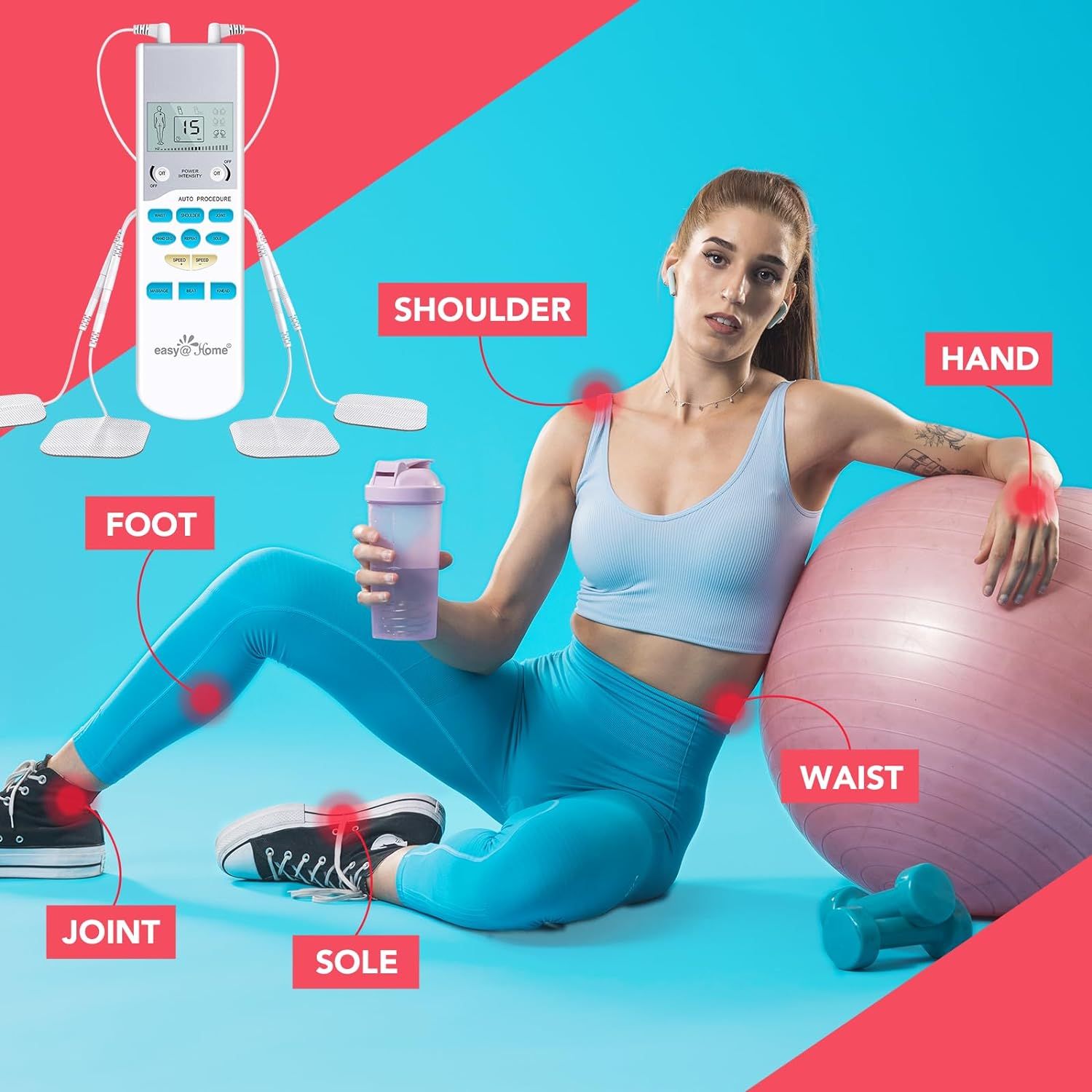 Frau mit TENS-Gerät und Zubehör. Pads an Fuß, Hand, Taille, Schulter und Gelenk. Pinke Gymnastikball.