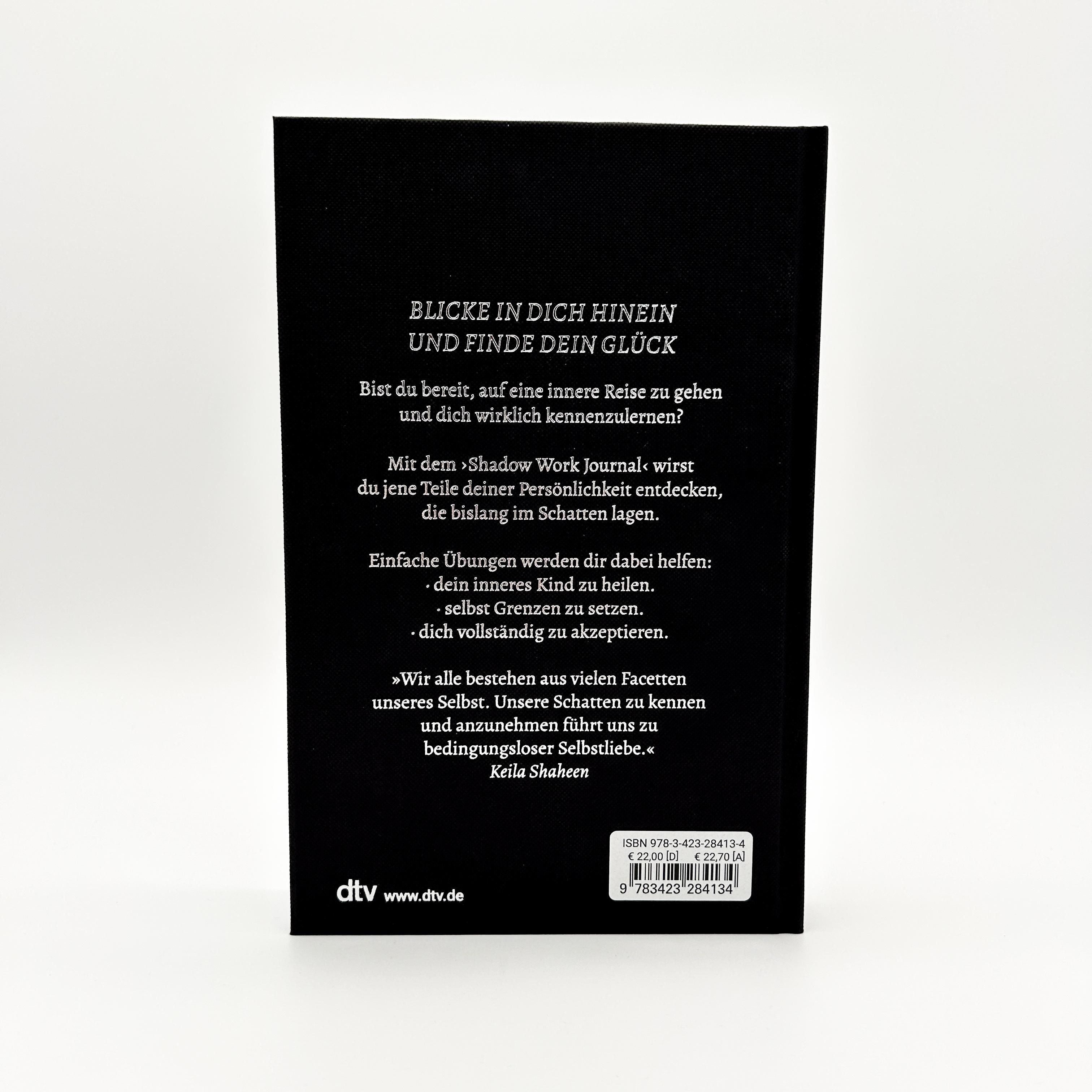 Rückseite des Buches "Das Shadow Work Journal". Schwarzer Einband, weißer Text. Autor: Keila Shaheen. Verlag: dtv. ISBN und Barcode.