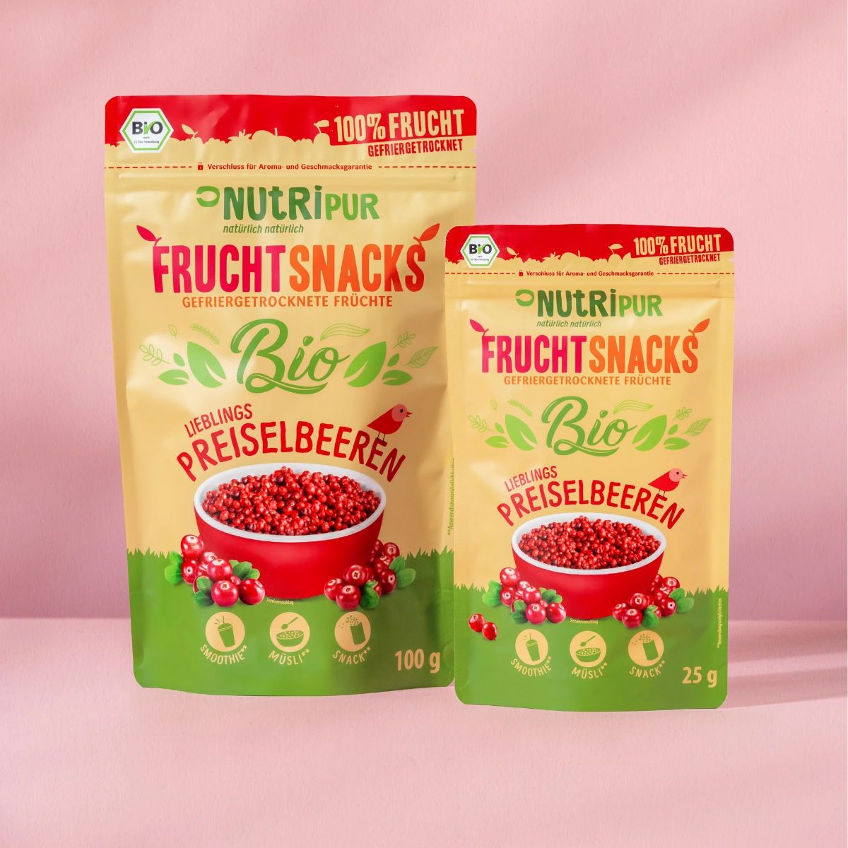Zwei Beutel gefriergetrockneter Bio-Preiselbeeren. Aufschrift: NutriPur Frucht Snacks, Bio, 100% Frucht. Bio-Siegel. 25g und 100g.