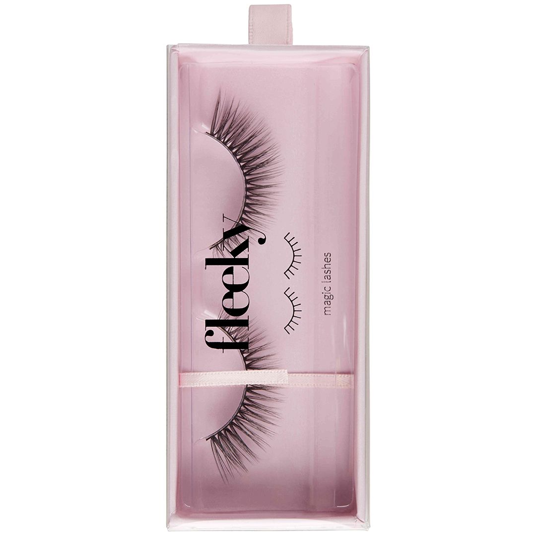 Fleeky Magic Lashes in transparenter Verpackung. Rosa Hintergrund mit Wimpern-Illustration. Produktname und "magic lashes" Text.