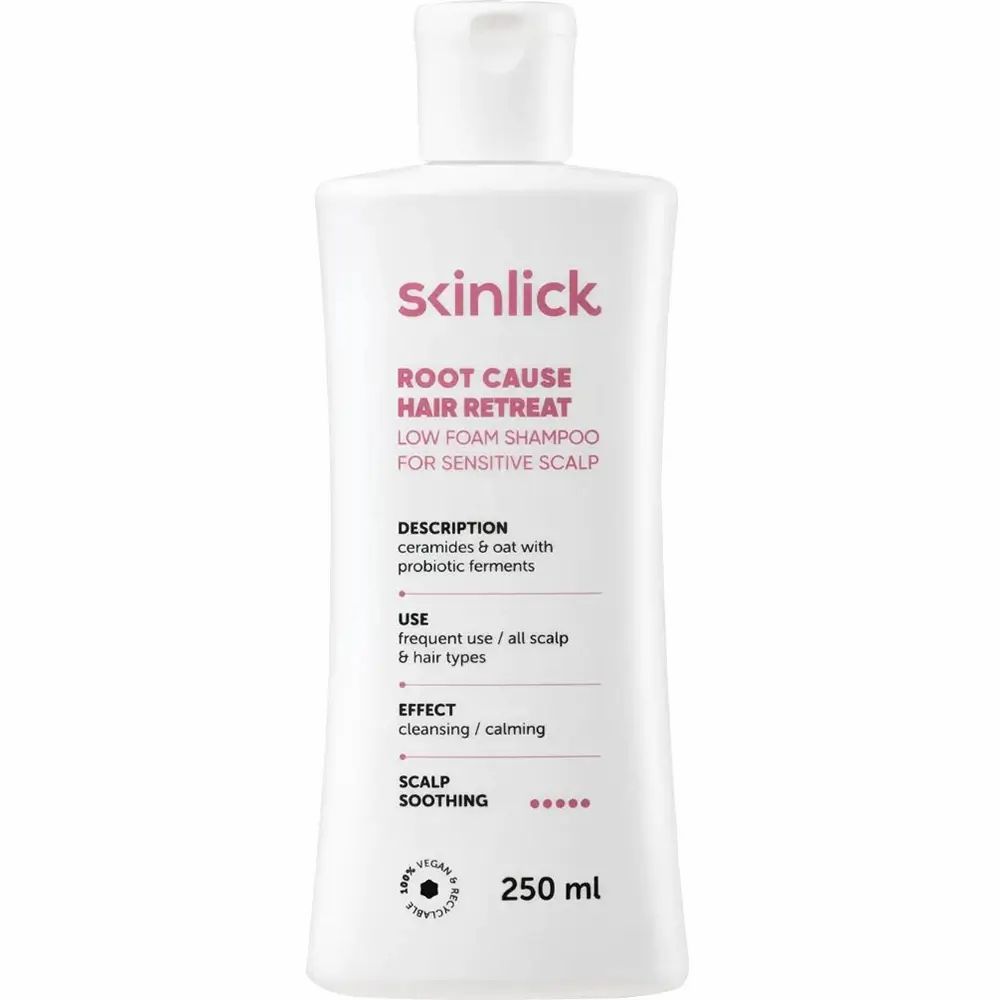 Weiße Flasche mit rosa Schriftzug. SKINLICK Root Cause Hair Retreat Shampoo. 250 ml. Für empfindliche Kopfhaut.