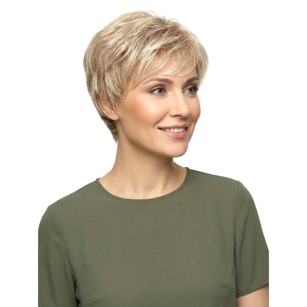 Kurzhaarperücke in Blondtönen, seitliche Ansicht einer Frau. Das Haar ist gestuft und leicht gewellt.