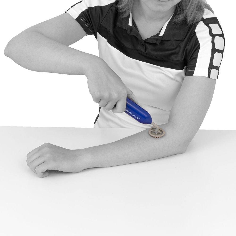 Blaues Massagegerät mit rundem Aufsatz wird am Arm verwendet. Person trägt Sportkleidung.