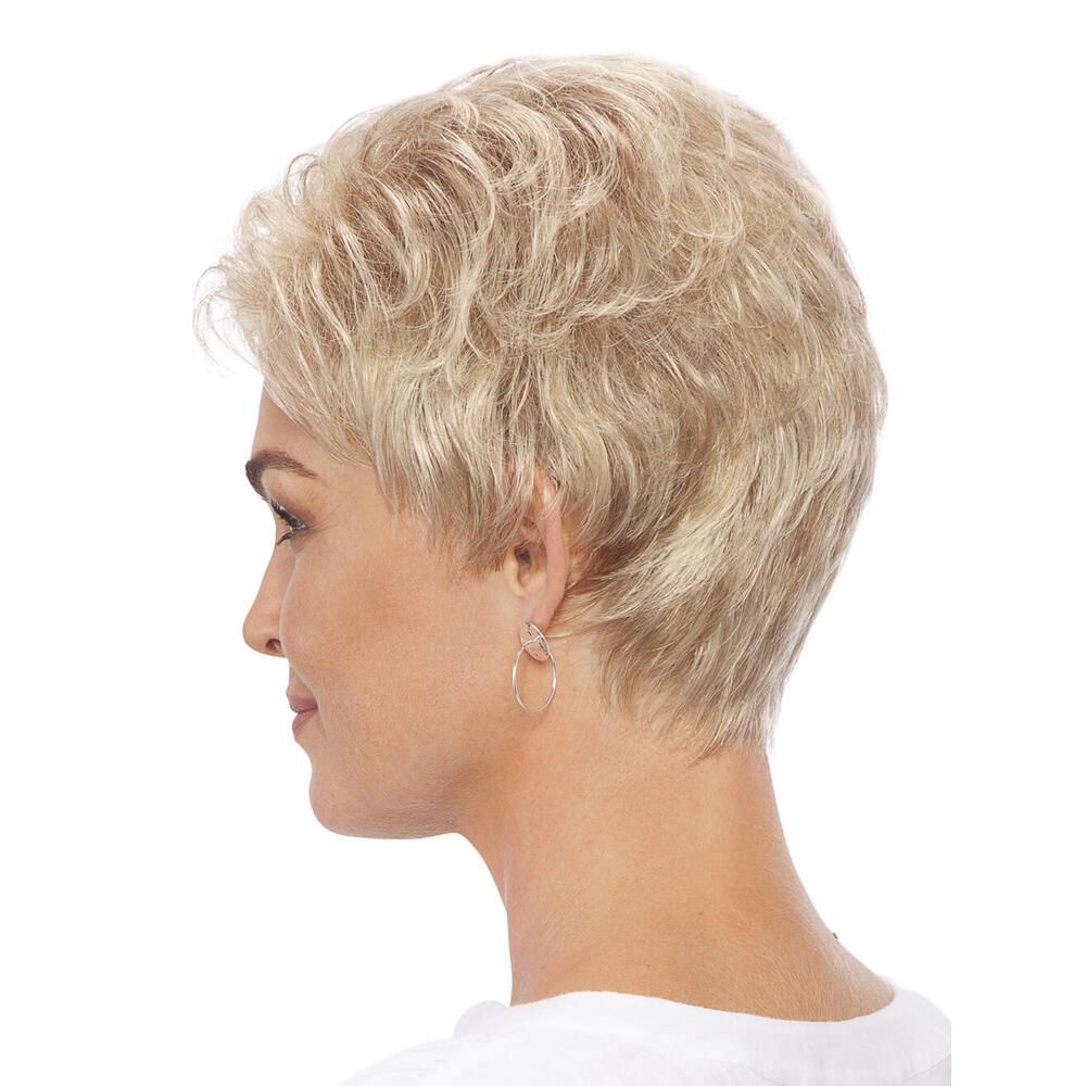Kurzhaarperücke in Blond. Seitenansicht einer Frau mit Perücke. Kurzer, gestufter Schnitt. Helle Haarfarbe.