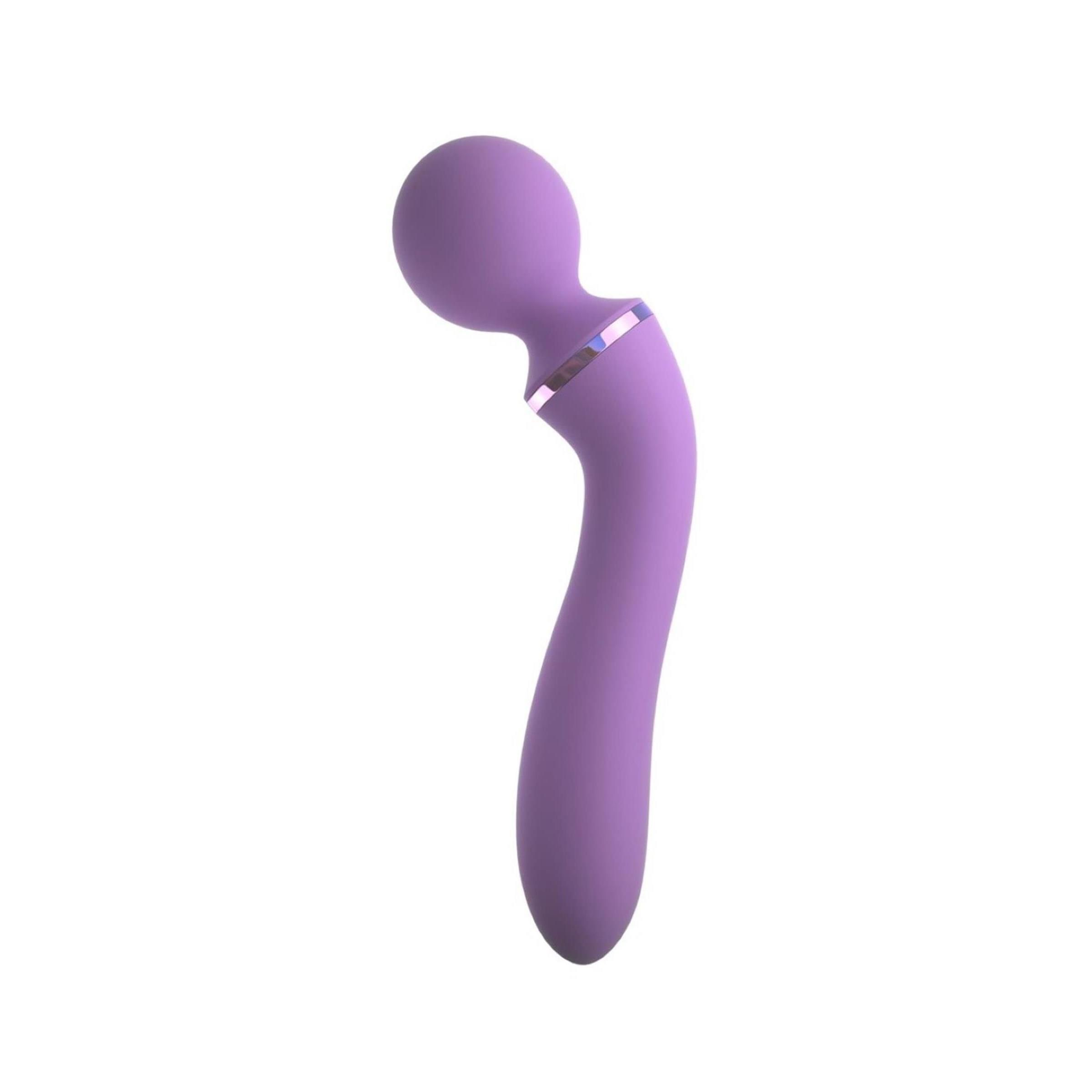 Lila Massagegerät mit gebogener Form und rundem Kopf. Silberfarbene Akzente am Hals.