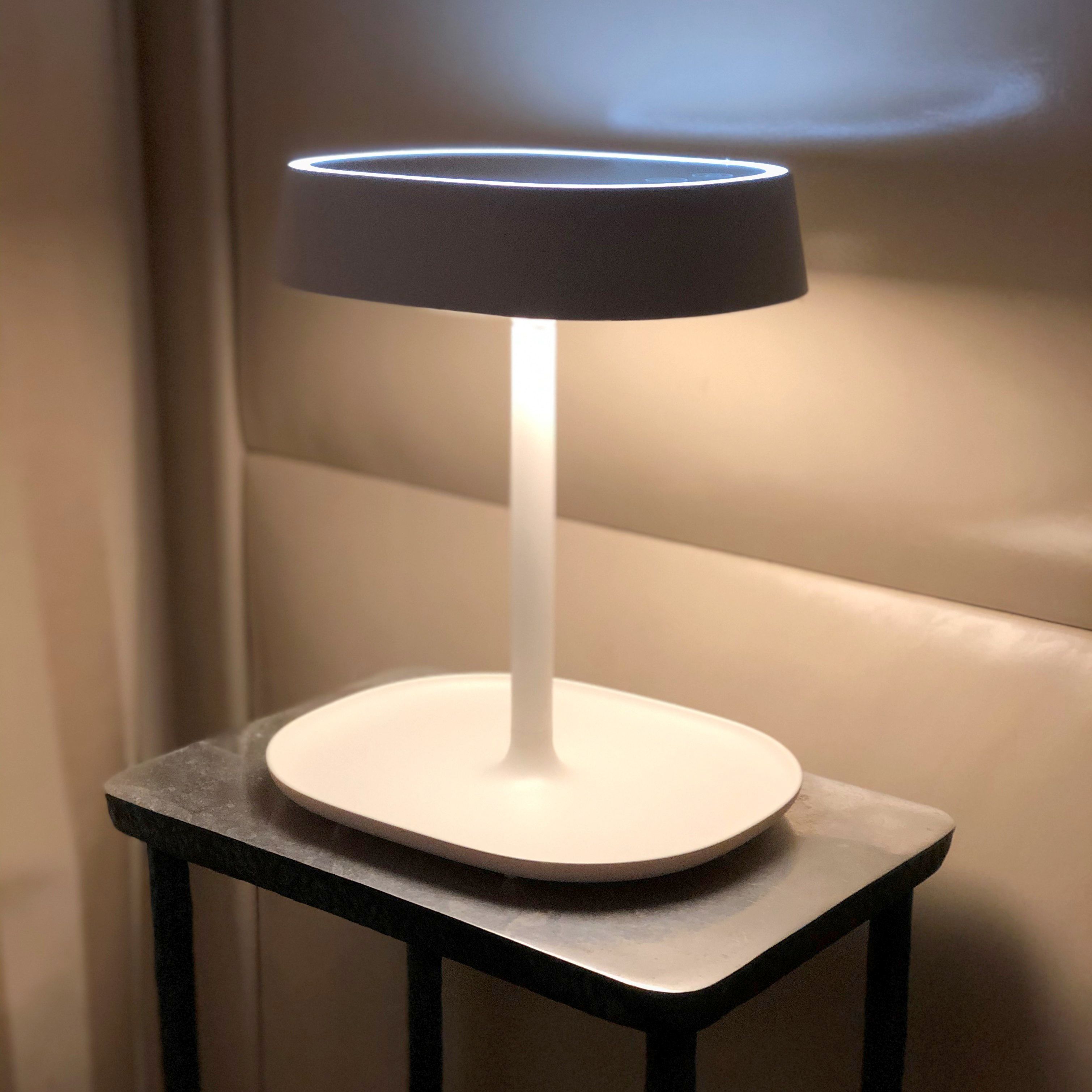 Weiße Lampe mit LED-Spiegel. Ovaler Spiegel mit Beleuchtung, auf Tisch. Beleuchtet.