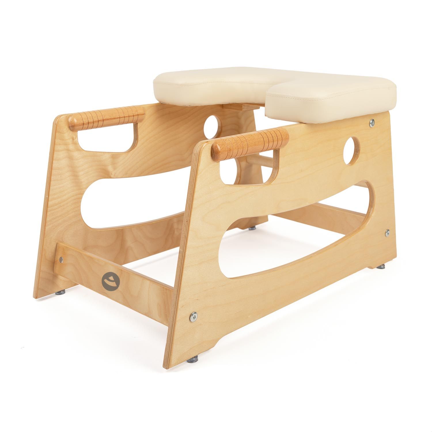 Kopfstandhocker aus Holz mit gepolsterter Auflage. Holzrahmen mit Griffen und Aussparungen. Beige Polsterung.