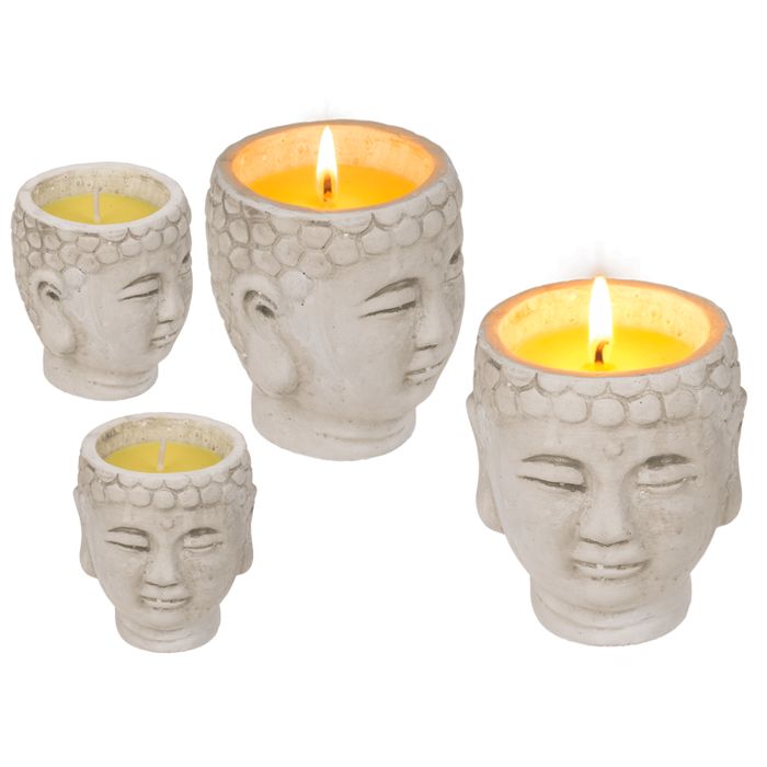 Mehrere Kerzen im Buddha-Topf. Graue Töpfe in Buddha-Kopf-Form mit gelbem Wachs und Flammen.