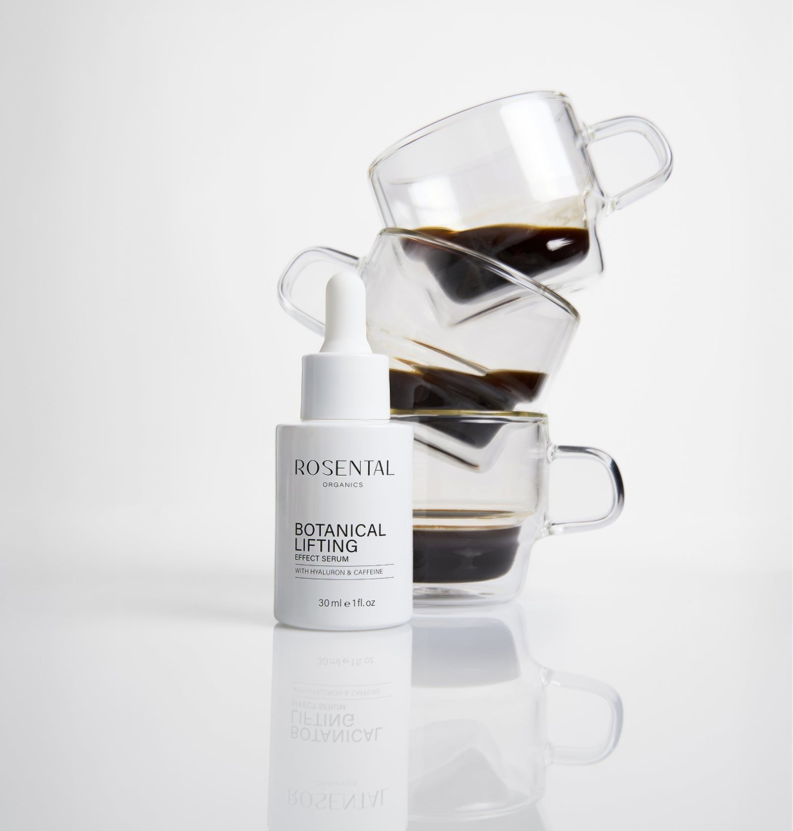 Weiße Serumflasche mit Pipette und drei Kaffeetassen. Aufschrift: ROSENTAL ORGANICS, BOTANICAL LIFTING. 30ml 1 fl.oz.