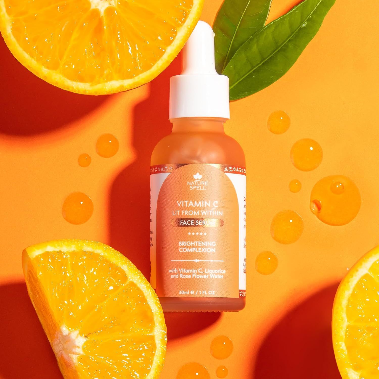 Nature Spell Vitamin C Gesichtsserum in einem orangefarbenen Flakon mit Pipette.
