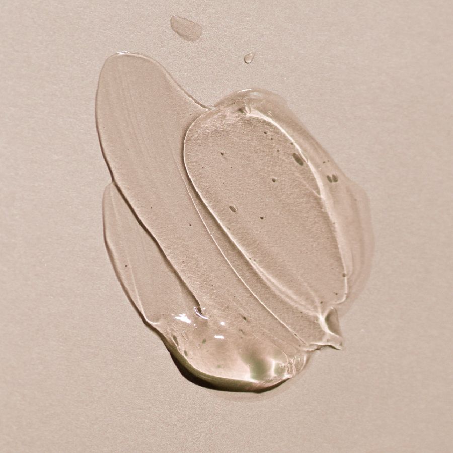 Nahaufnahme von transparentem Serum. Serum auf hellem Hintergrund verteilt.