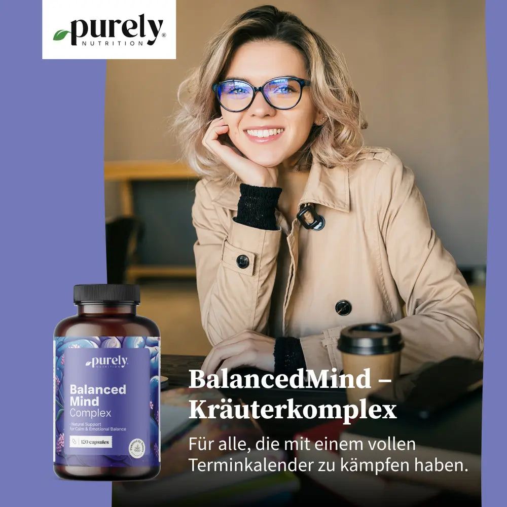 Frau mit Brille und Mantel neben einer Flasche BalancedMind. Text: BalancedMind - Kräuterkomplex.