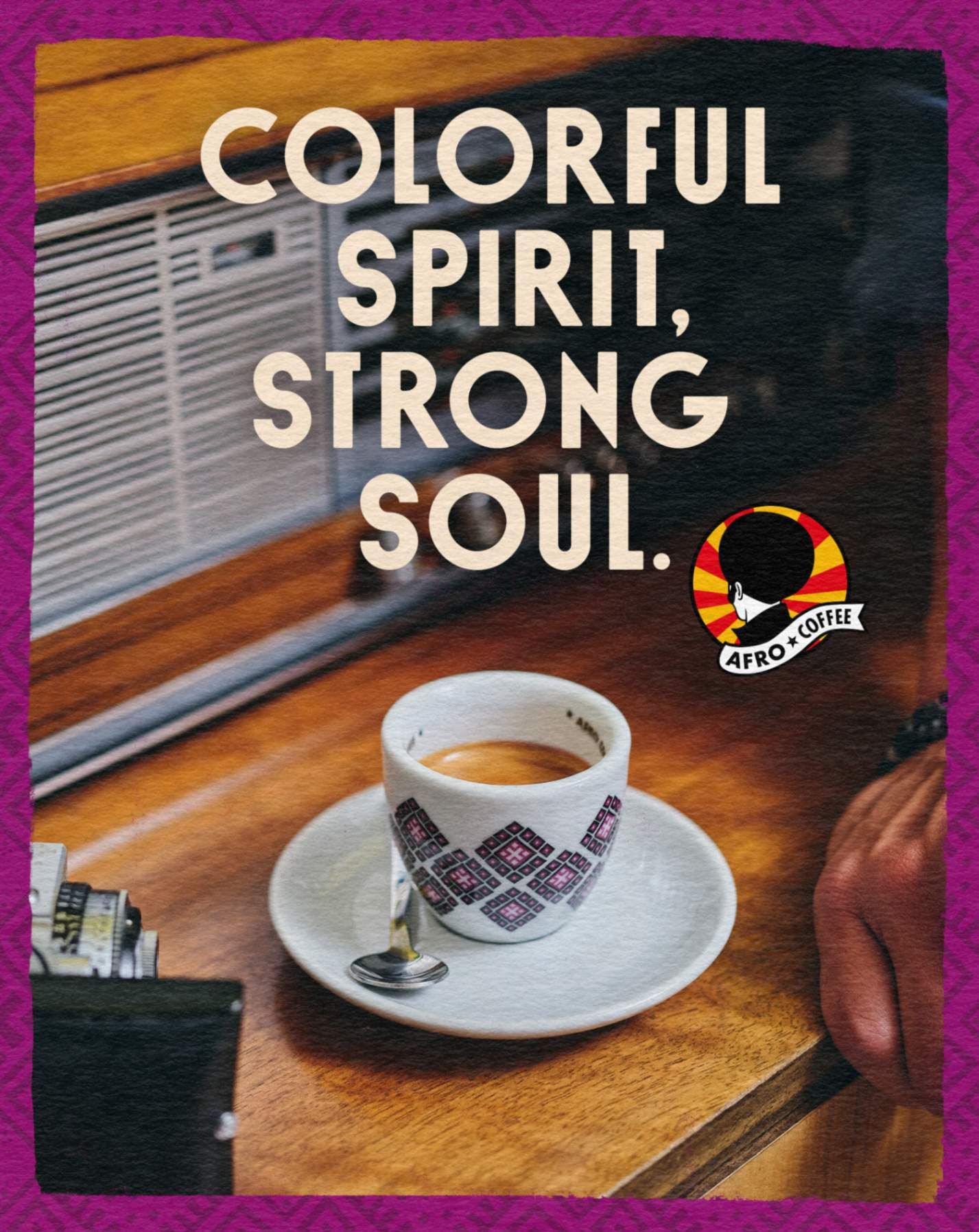Eine Espressotasse mit einem geometrischen Muster, gefüllt mit Espresso, auf einer Untertasse mit Löffel.