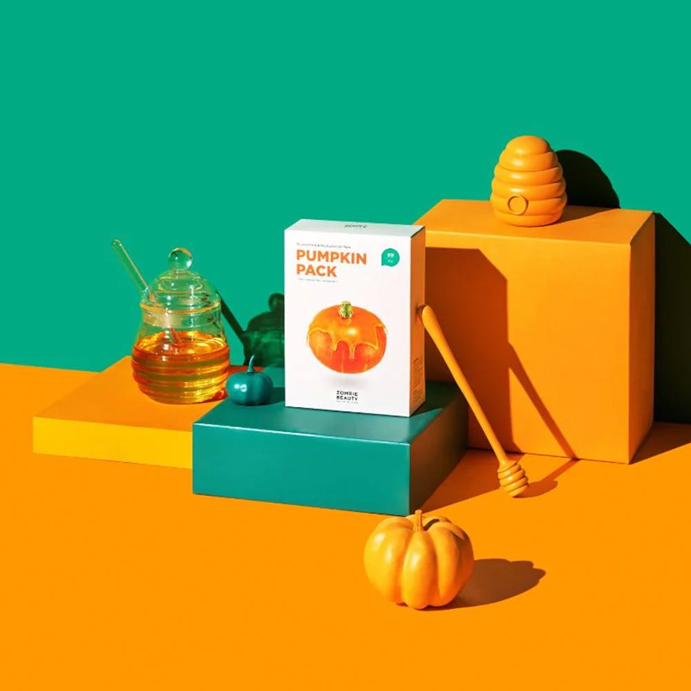 Produkt-Arrangement. Verpackung mit Kürbis-Illustration, Honig, Honigwabe, Kürbis. Text: PUMPKIN PACK, ZOMBIE BEAUTY.
