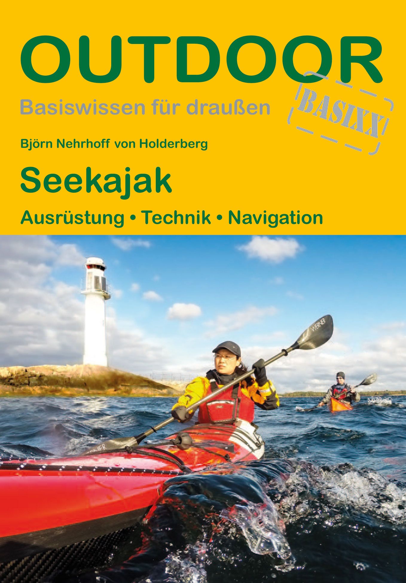 Buchcover: "OUTDOOR" mit Titel "Seekajak". Kajakfahrer auf See. Leuchtturm im Hintergrund. Text in Deutsch.