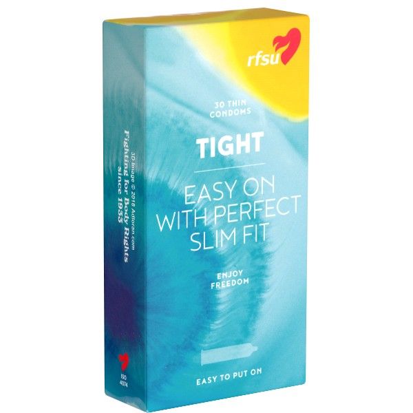 Verpackung mit Kondomen. Aufschrift: TIGHT, EASY ON WITH PERFECT SLIM FIT. Marke: rfsu. 30 dünne Kondome. Blau, gelb und weiß.