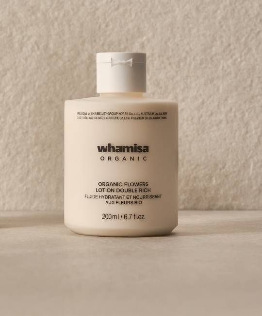 Beige Lotion-Flasche mit weißem Deckel. Aufschrift: WHAMISA ORGANIC, ORGANIC FLOWERS LOTION DOUBLE RICH.